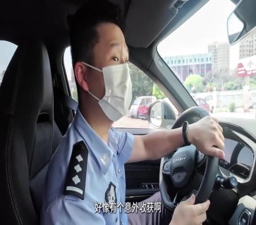 孝警阿特抓到一輛非法改裝車，車主將車標(biāo)&輪轂換成科比Logo