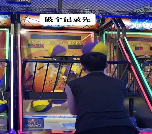 又见投篮机怪物!直接把投篮机943分的记录投穿!!