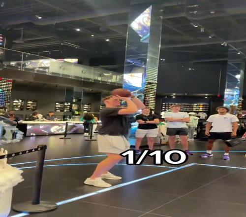 投籃挑戰(zhàn)：連進10顆球就會免費獲得一雙鞋！你扛得住嗎