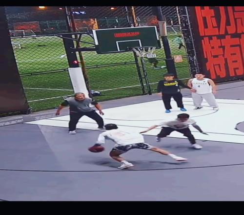 这种艾弗森式的变向过人不比那些翻腕上下步的帅太多