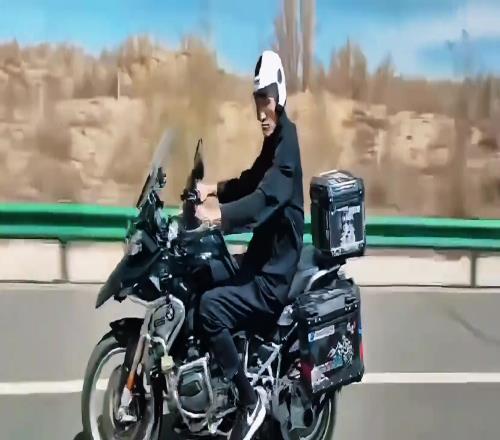 中国男篮名宿巴特尔骑摩托车旅行:走啊我曾想仗剑走天涯