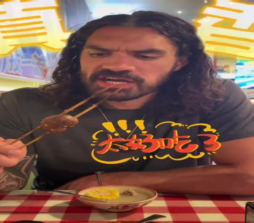 亚当斯社媒晒品尝中国美食vlog:我承认我有个中国胃