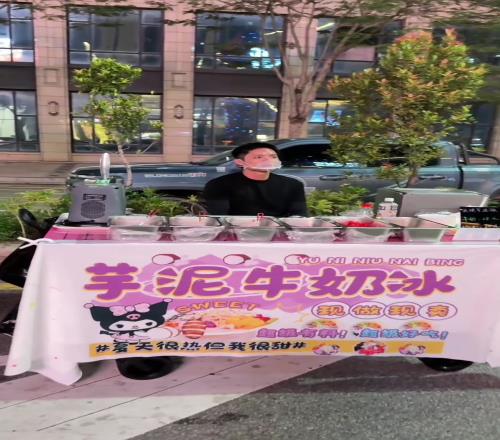 恒大前新星胡扬扬在恒大青训混了几年后,如今摆摊卖糖水了