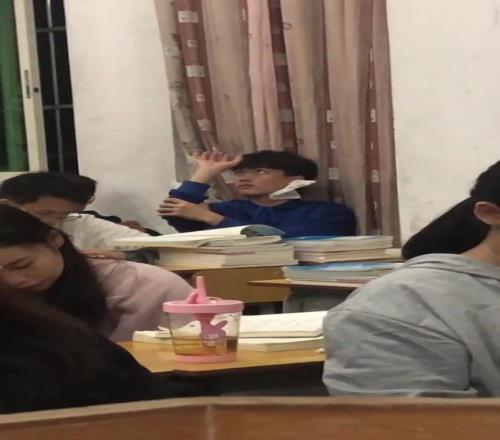 当时不能体会,多年以后才想起当时的他是多么快乐