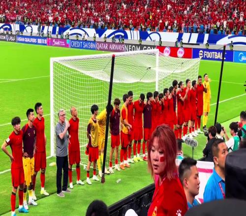 正面实拍:国足赛后谢场,与球迷一起维京战吼