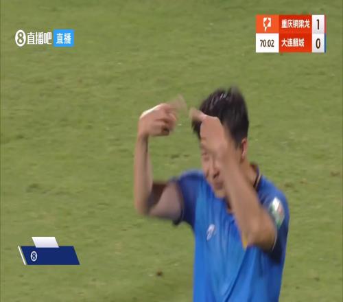 弧线!中甲大连球员这脚任意球在天空中划出了一个C字!