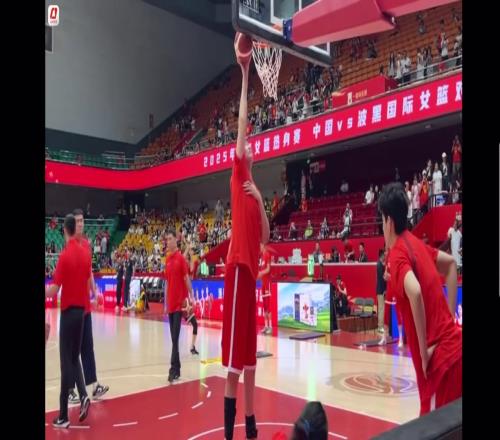 惊人热身方式全球独一份!2米26女巨人张子宇竟如此离谱热身