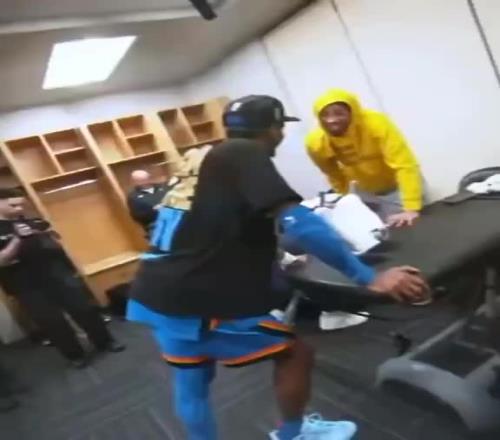 亚历山大夺冠赛后去更衣室看望哈利伯顿,这一幕他就是MVP!