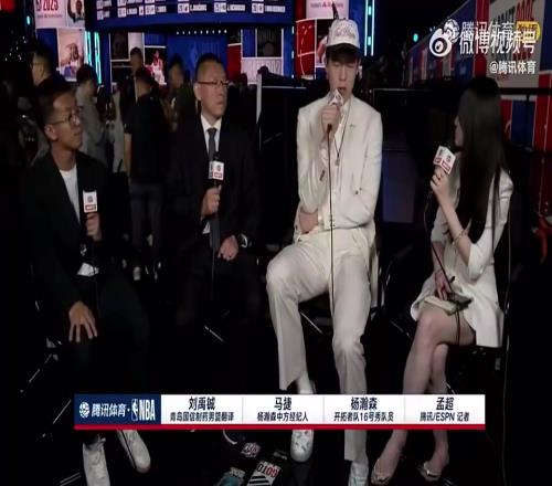 小伙子实在啊!杨瀚森被问在NBA首分怎么完成,回答:吃饼!