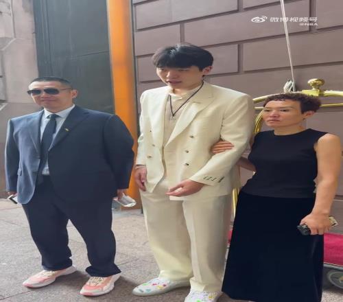 堪比高考查分!杨瀚森父母也来到了纽约为儿子助阵!