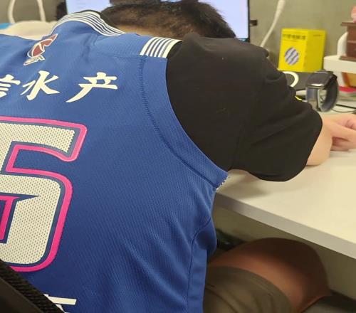 当杨瀚森被首轮16顺位被选中时,一铁粉直接喜极而泣!