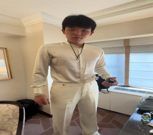 自信!杨瀚森选秀大会出发前露出鬼魅一笑