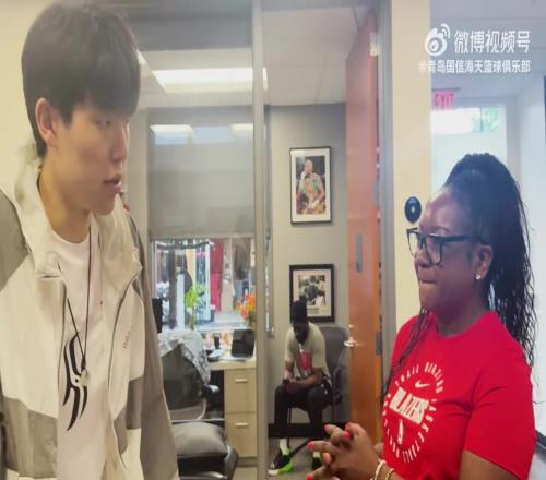 赴美日记更新杨瀚森探访开拓者俱乐部为全员准备了礼物!