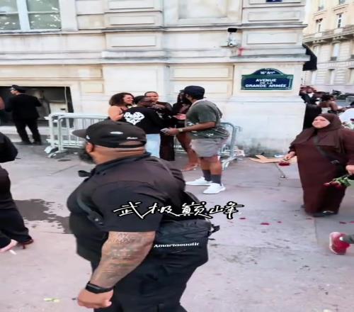 走完秀的登哥在巴黎街头闲逛路边遇上美女聊了几句