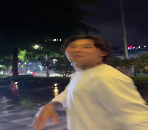 我以为侯永永呢张琳芃热情地招呼路人,现场有说有笑
