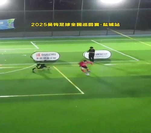 业余赛场,红方球员的这脚踩踏属实不应该,看着都疼