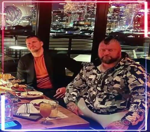 身高2米13,体重260斤的约基奇,在他哥哥面前,简直有种小鸟依人的感觉