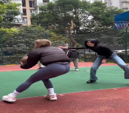 你们觉得美女这球走步了吗好像科比也用过这脚步!