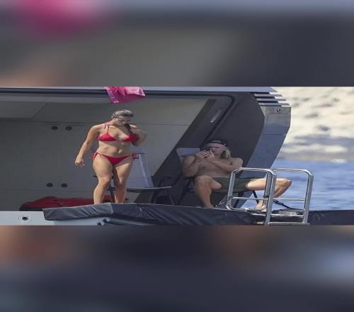 哈兰德看到女友的身材后忍不住拍照