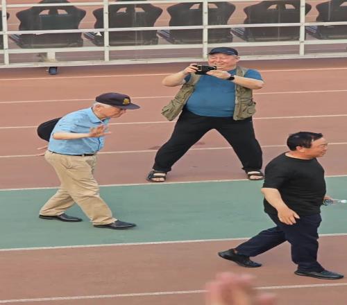 祝您健康长寿!实拍:北京球迷为北京足球教父送上掌声