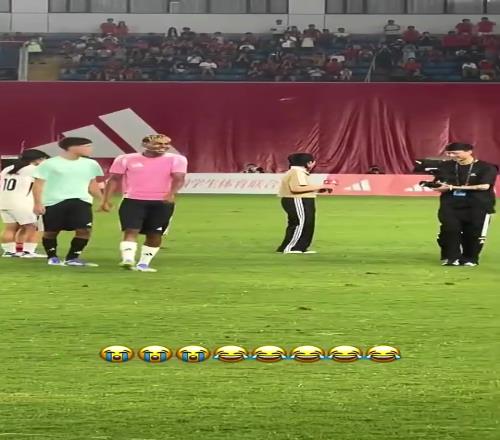 一球员盘带后射门打出高射炮,亚马尔转身掩面大笑