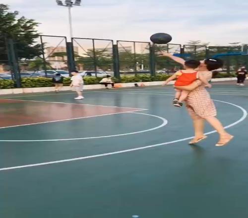 一手抱娃还能单手扔进三分!大姐之前经常打球吧