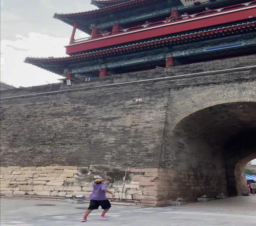 亚马尔在长城挑战高空停球,一个大脚把鞋踢飞