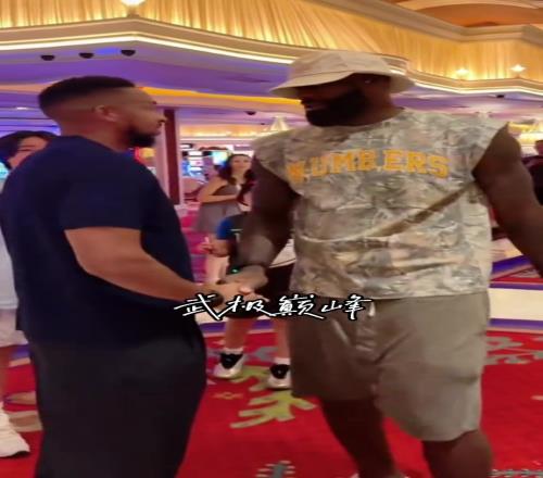 前工會主席！詹姆斯與CJ麥科勒姆在拉斯維加斯偶遇擁抱寒暄