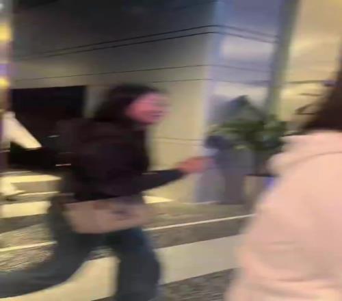 太招女孩喜欢了!杨瀚森此前被一群女球迷围住拉扯