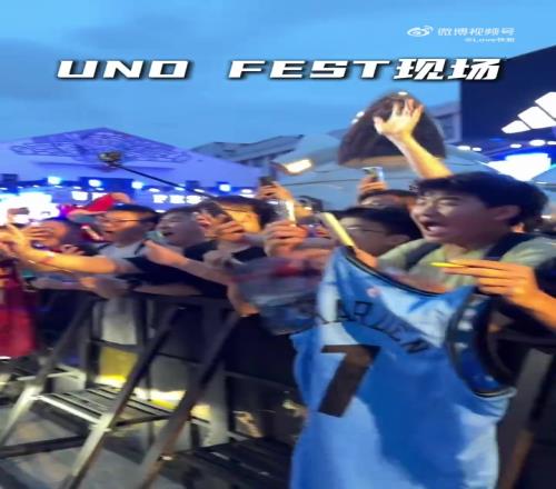 登哥把自己的粉色跑車也開來中國了！周玲安一旁與粉絲激情互動