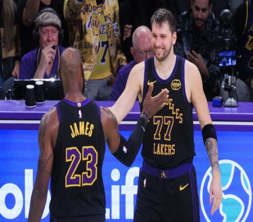 恐怖！一戰(zhàn)狂刷9項(xiàng)紀(jì)錄，全場高呼MVP老詹要承認(rèn)東契奇才是領(lǐng)袖