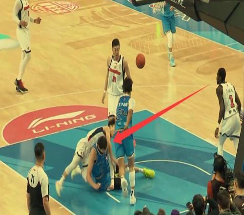 薩姆納偷雞不成蝕把米！周琦徐杰相撞杜鋒愁眉苦臉，廣東落后26分