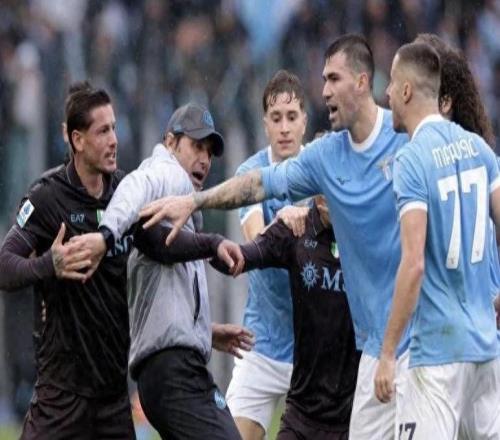 孔蒂沖入球場(chǎng)平息混戰！那不勒斯20拉齊奧，三張紅牌引爆意甲