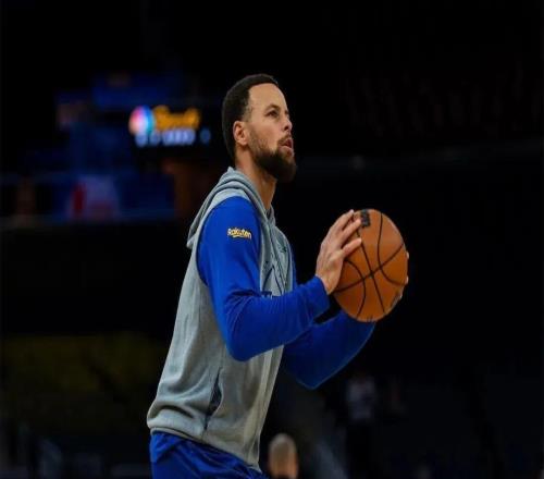 庫(kù)里亂穿鞋進(jìn)入新階段！這次穿的On昂跑和安踏，都很有驚喜！