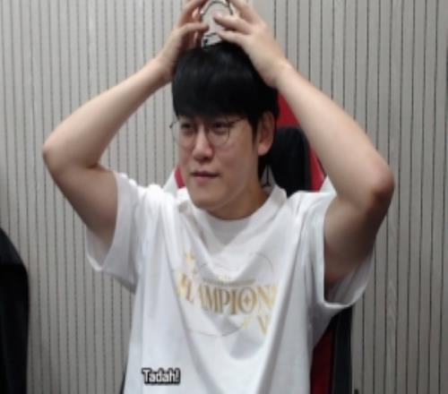 真是爽到了Gumayusi在直播間向粉絲們多角度展示FMVP獎杯