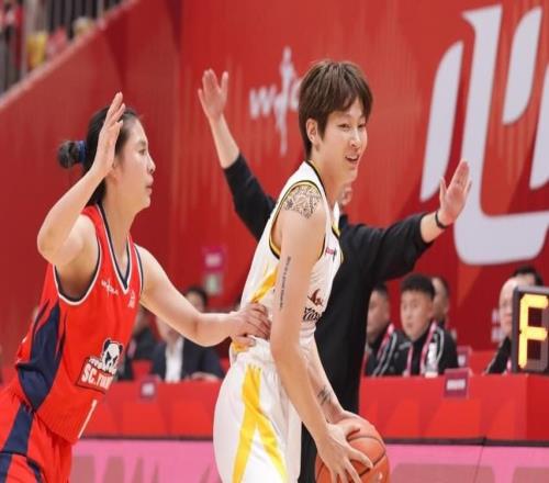 女籃一夜曝出兩大冷門！全聯(lián)盟第1被掀翻：張子宇6分2板慘遭棄用