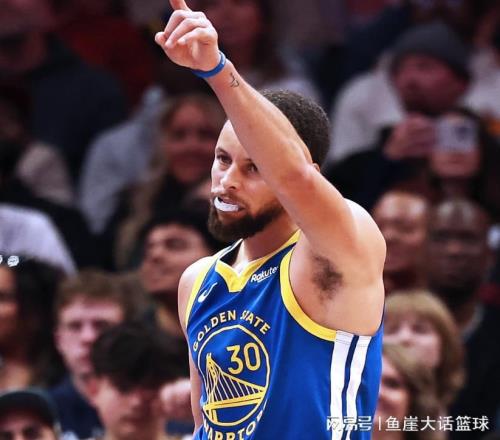 勇士132125黃蜂！無(wú)解的不是贏(yíng)球，是庫里賽后表態(tài)，三人被認可