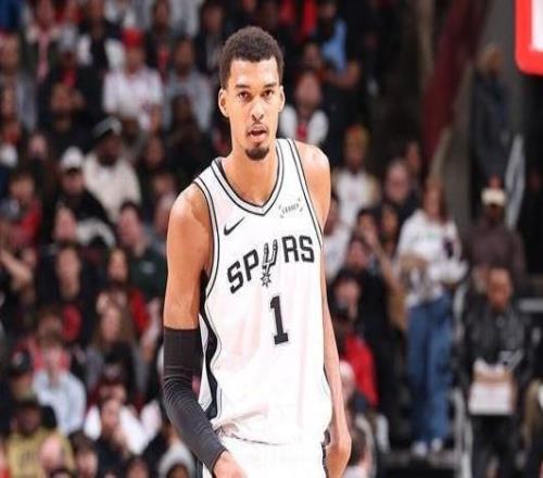 文班單場(chǎng)至少35分10籃板5助攻5蓋帽5三分成NBA歷史首人