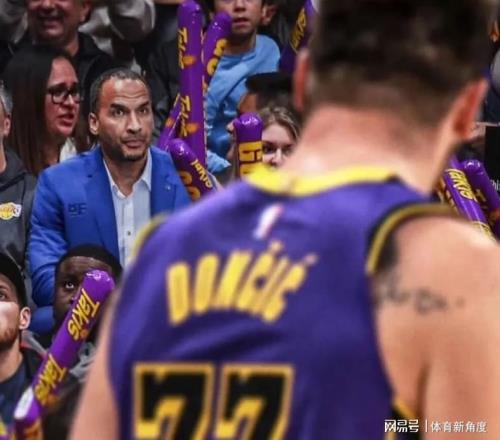 小里斷言：他或?qū)⒈蝗娣鈿?，NBA拜拜了您