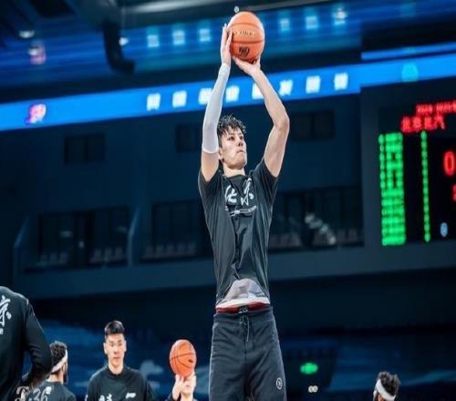 北京男籃續約奧莫特真因曝曾凡博引起多支澳大利亞NBL球隊興趣