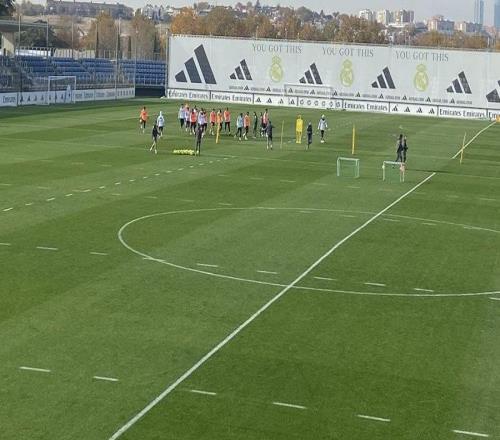 記者：赫伊森等5名后衛(wèi)缺席皇馬訓(xùn)練，阿森西奧遭遇病毒感染