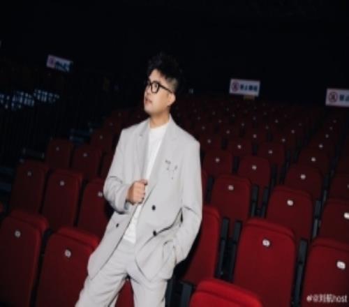 主持人劉航曬照：降溫的蘇滬熱情的賽場(chǎng)話說這版本BLG也太猛了