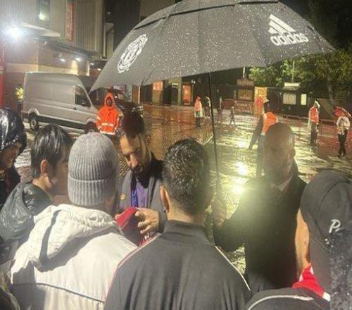 敬業(yè)！阿莫林賽后冒雨為球迷簽名并合影