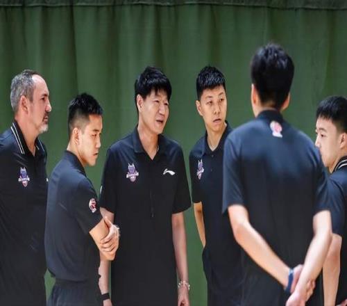 一大早就官宣，山東男籃不簡單，邱彪找來25+7強(qiáng)人，新賽季沖呀