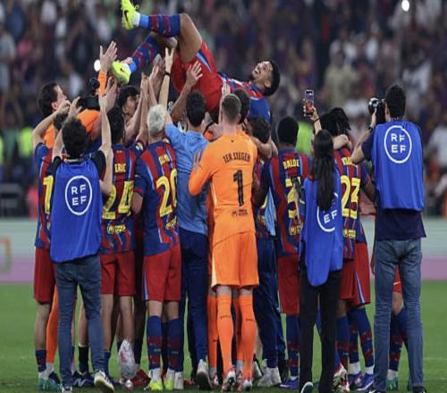 終于回歸，比賽結束后阿勞霍被隊友們高高拋起