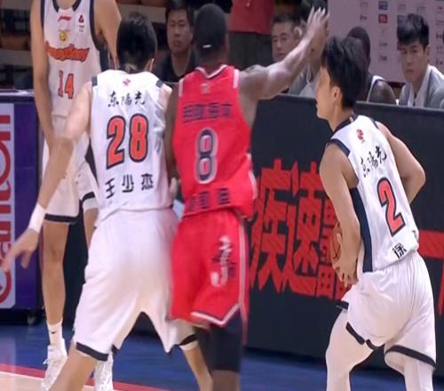 雙殺！CBA爭(zhēng)冠熱門又贏了，誕生第2支五連勝球隊(duì)，徐杰20分真穩(wěn)