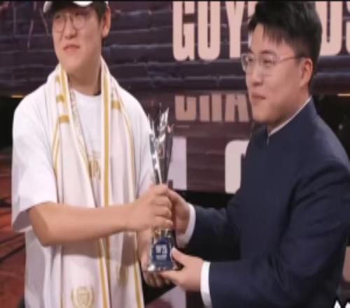 不如信我秦始皇uzi超話爆料：uzi昨天已簽合同2年5000萬爆料人自稱負責場地燈光