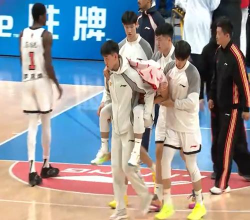 突發(fā)！徐杰被周琦撞重傷，被隊友背出場(chǎng)令人擔憂(yōu)