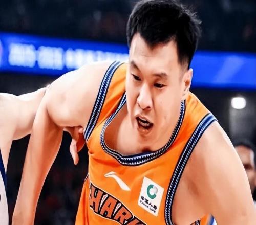 上海大勝，張鎮(zhèn)麟僅得5分遭質(zhì)疑，球迷：沒看到他在做更重要事嗎