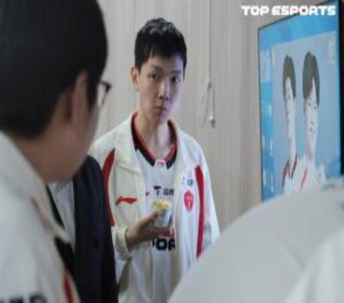 聚是陀螺散是屎吧友們?nèi)绾卧u(píng)價(jià)Kanavi轉(zhuǎn)會(huì)后，TES和HLE均位列各自賽區(qū)倒一